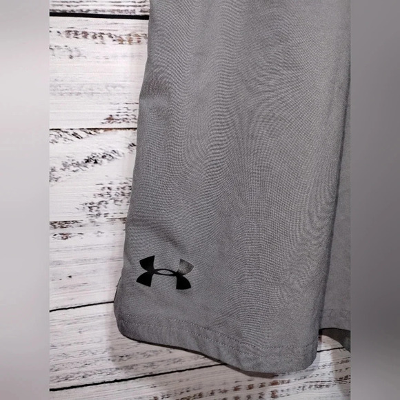 Under Armour Loose Shorts in Gray and Black size Medium Athletic Athleisure - Picture 2 of 5